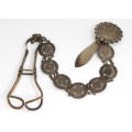 RAR: accesoriu victorian "Chatelaine skirt lifter." cca 1850. Marea Britanie